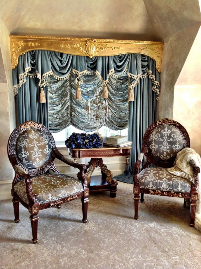 Французские шторы. Венецианская штукатурка — отличный фон для оформленных с помощью французских штор окон